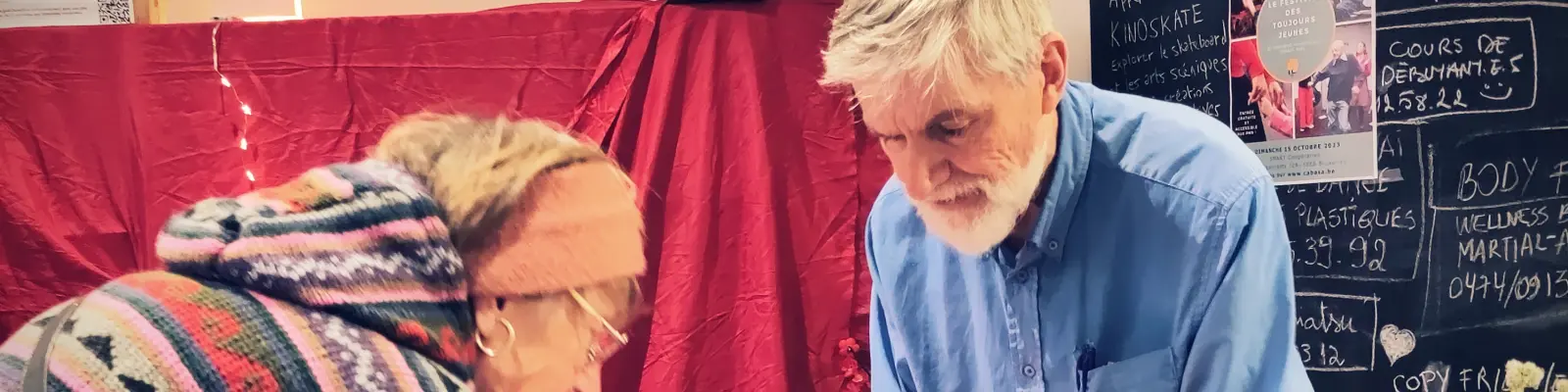 Jean-Louis, membre de CABASA en train d'accueillir les participants du Festival Toujours jeunes